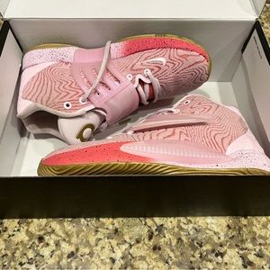 KD14 Aunt Pearl basketball shoes. Men’s size 7. Only worn once.